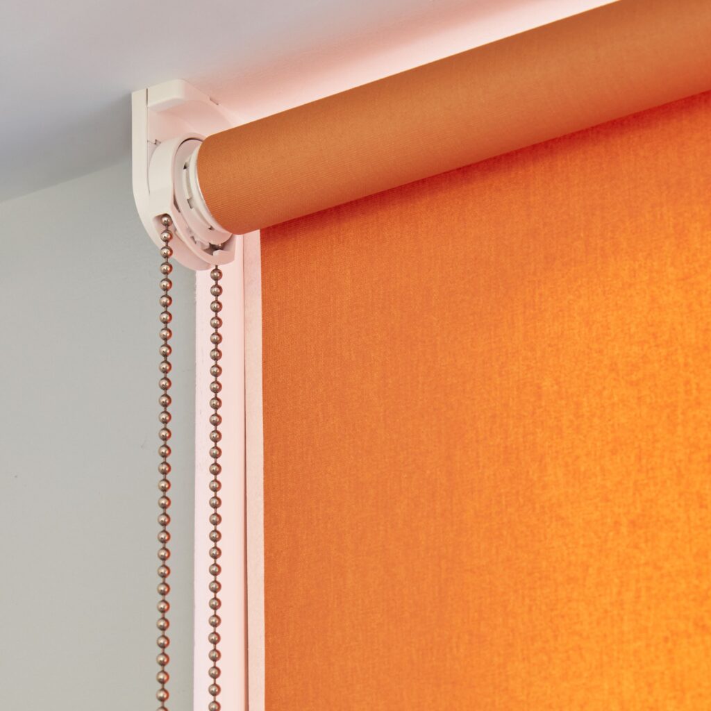pose pour store enrouleur orange plafond