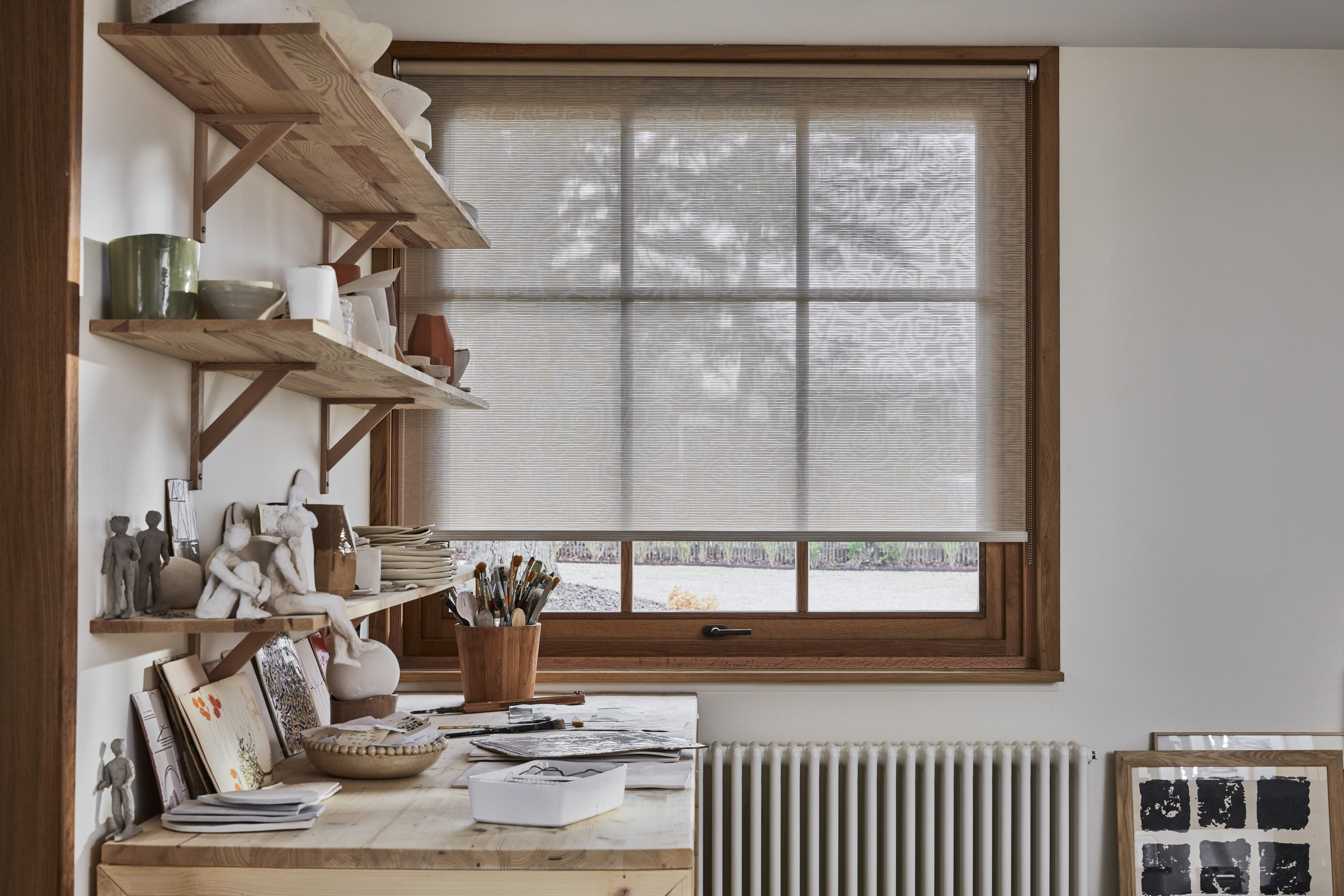 Store semi transparent beige dans un atelier