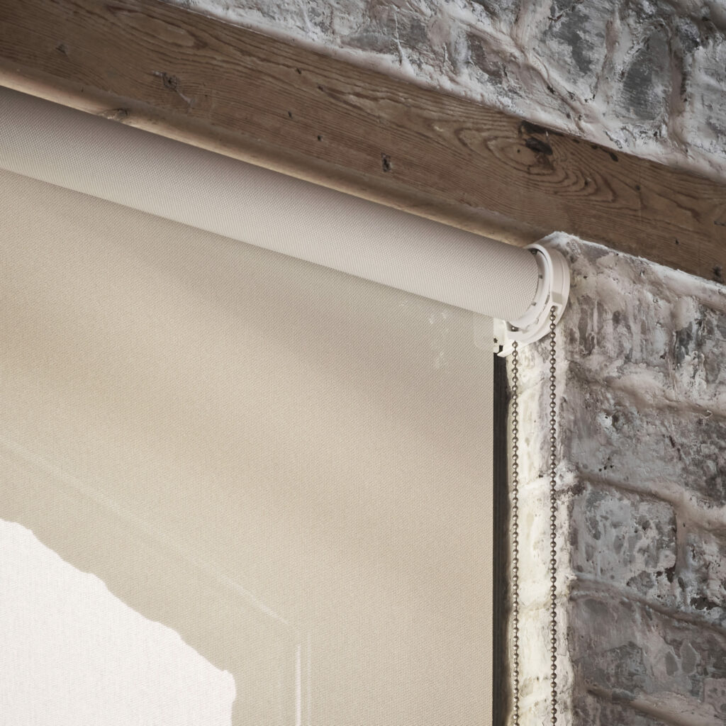 pose pour store enrouleur screen beige de face