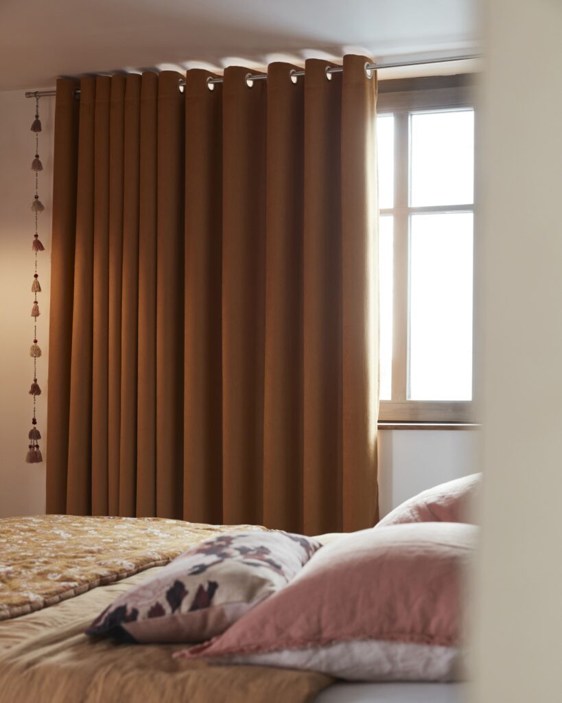 Choisir un rideau à œillets pour une chambre