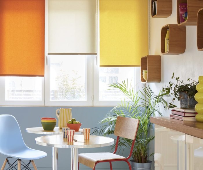Stores enrouleurs orange, beige et jaune dans une cuisine colorée