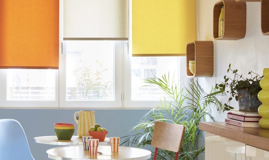 Stores enrouleurs orange, beige et jaune dans une cuisine colorée