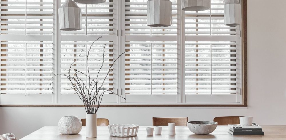 Volet d'intérieur blanc dans une salle à manger
