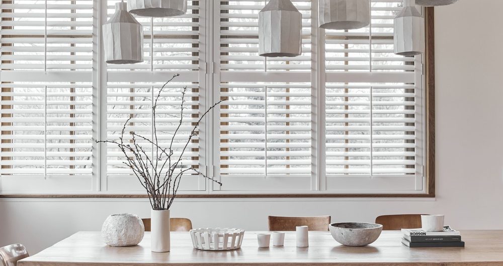 Volet d'intérieur blanc dans une salle à manger