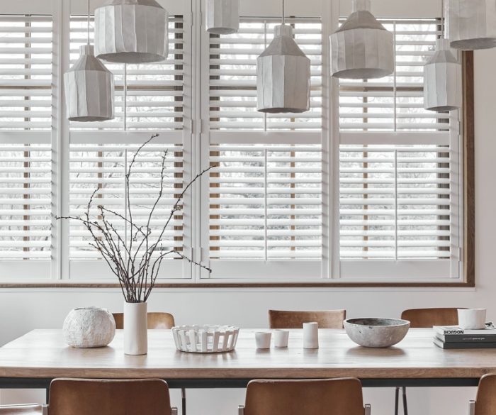 Volet d'intérieur blanc dans une salle à manger