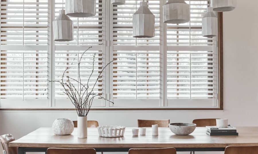 Volet d'intérieur blanc dans une salle à manger