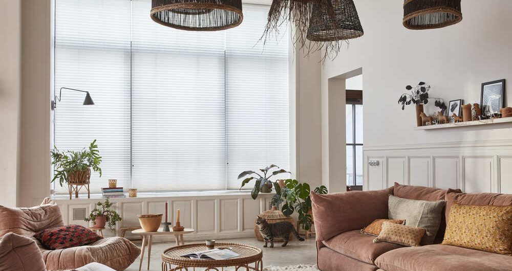 Store plissé blanc tamisant dans un salon au style bohème