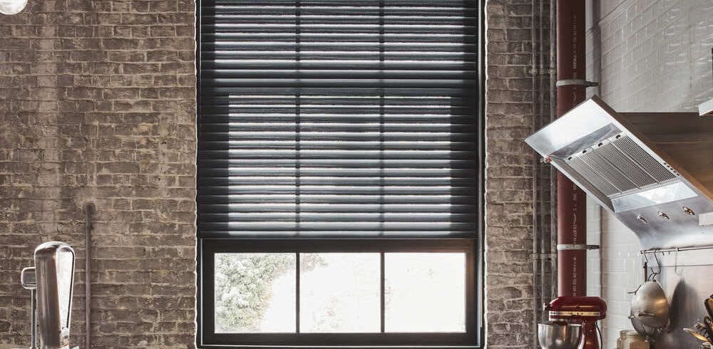Store Voile Vénitien Noir Store Voile Vénitien noir effet jour nuit dans une cuisine au look industriel