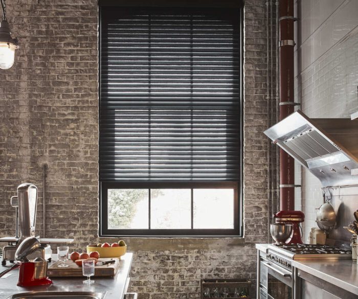 Store Voile Vénitien noir effet jour nuit dans une cuisine au look industriel