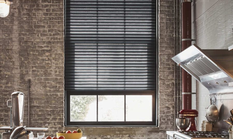 Store Voile Vénitien noir effet jour nuit dans une cuisine au look industriel