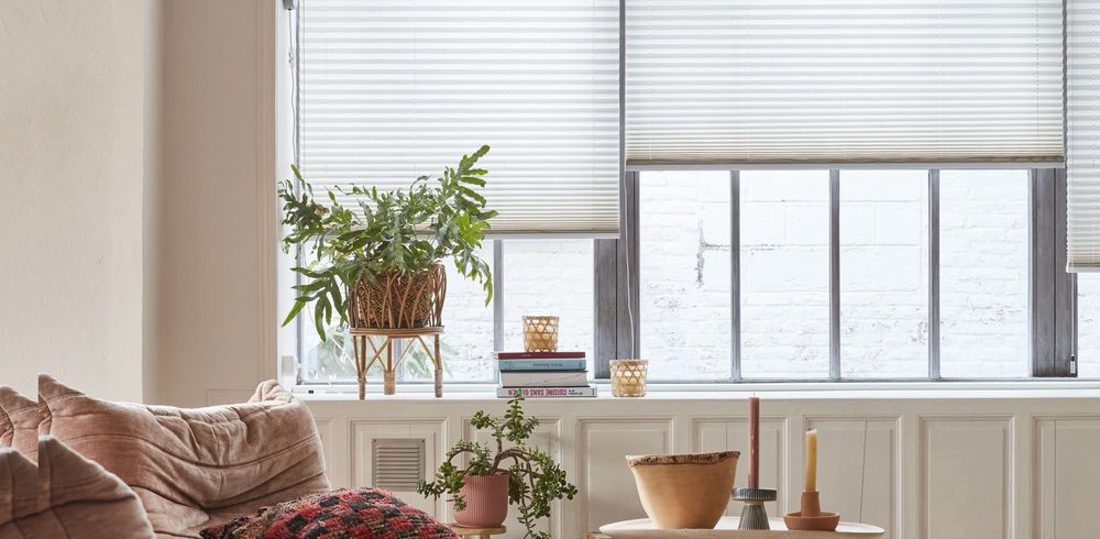 Store plissé diffusant blanc dans un salon bohème