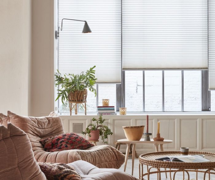 Store plissé diffusant blanc dans un salon bohème