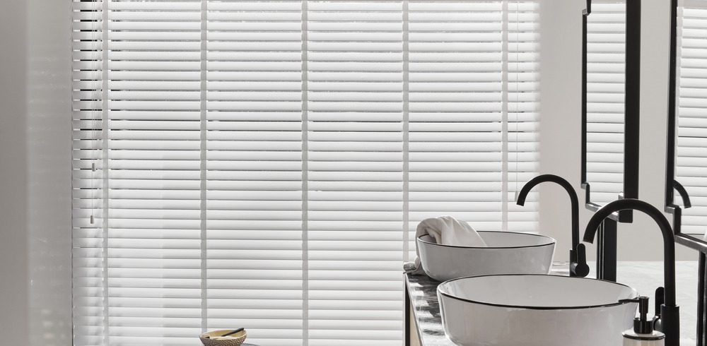 Store Vénitien bois blanc gloss dans une salle de bain minimaliste