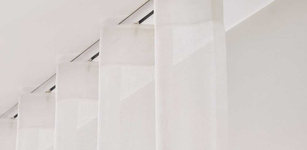 Rideau semi-transparent et rails discret blancs