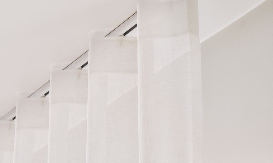 Rideau semi-transparent et rails discret blancs