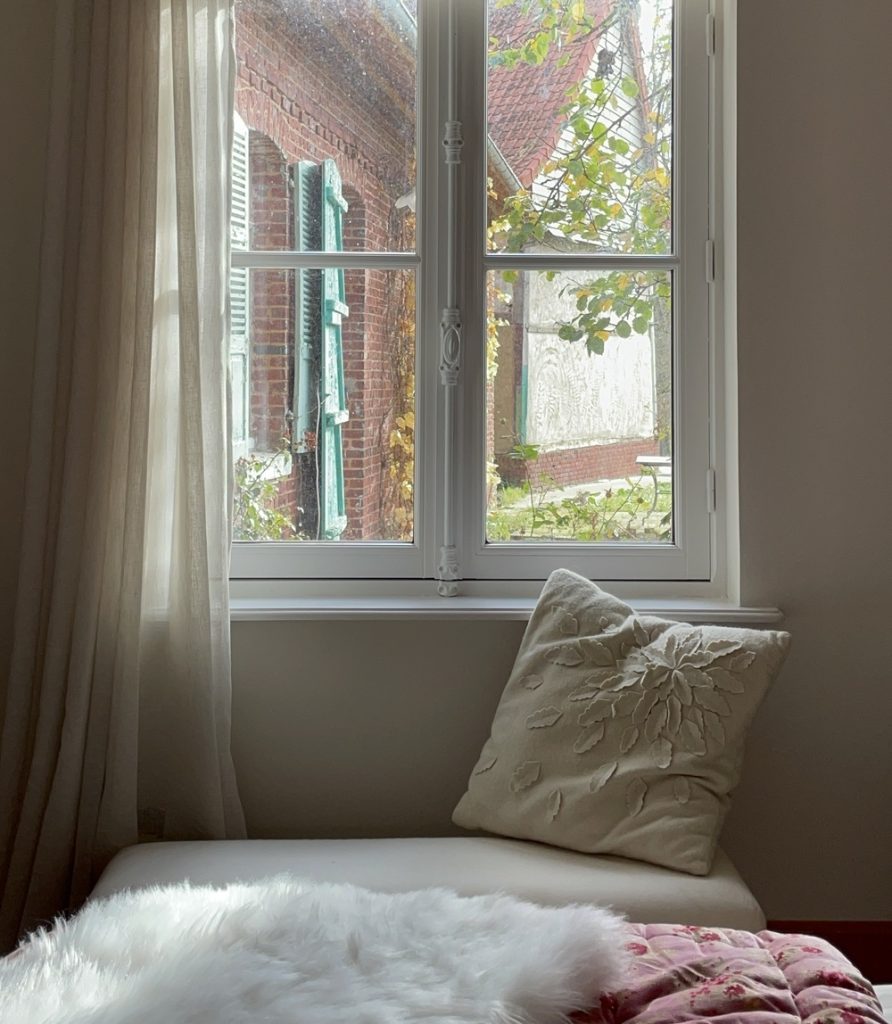 Rideau beige transparent pour une chambre