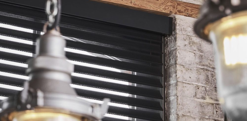 Zoom store voile vénitien Store Voile Vénitien noir posé en embrasure