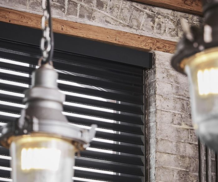 Store Voile Vénitien noir posé en embrasure