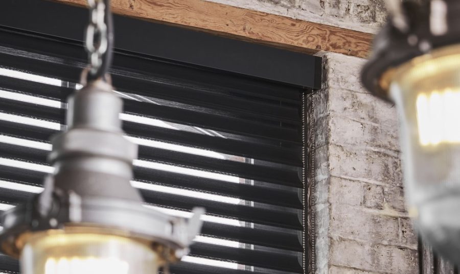 Zoom store voile vénitien Store Voile Vénitien noir posé en embrasure