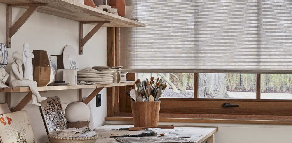 Store enrouleur deco atelier Détail de store semi-transparent beige avec motifs modernes