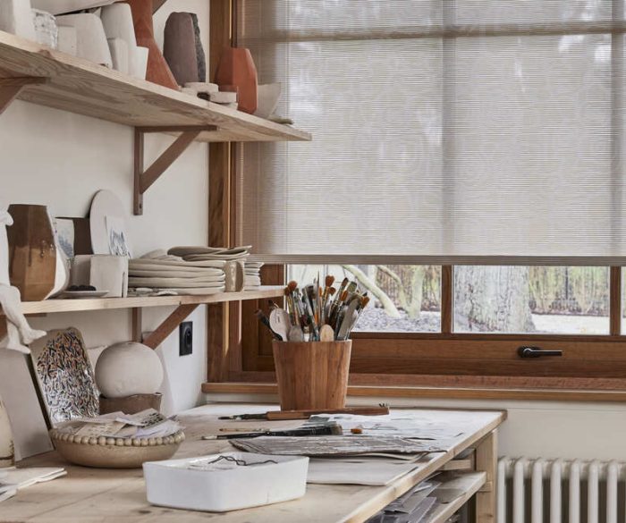 Détail de store semi-transparent beige avec motifs modernes