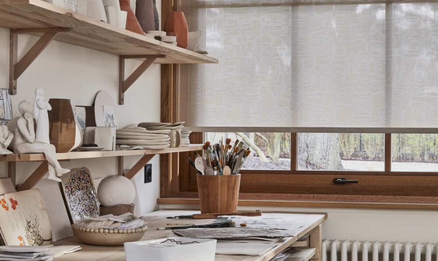 Store enrouleur deco atelier Détail de store semi-transparent beige avec motifs modernes