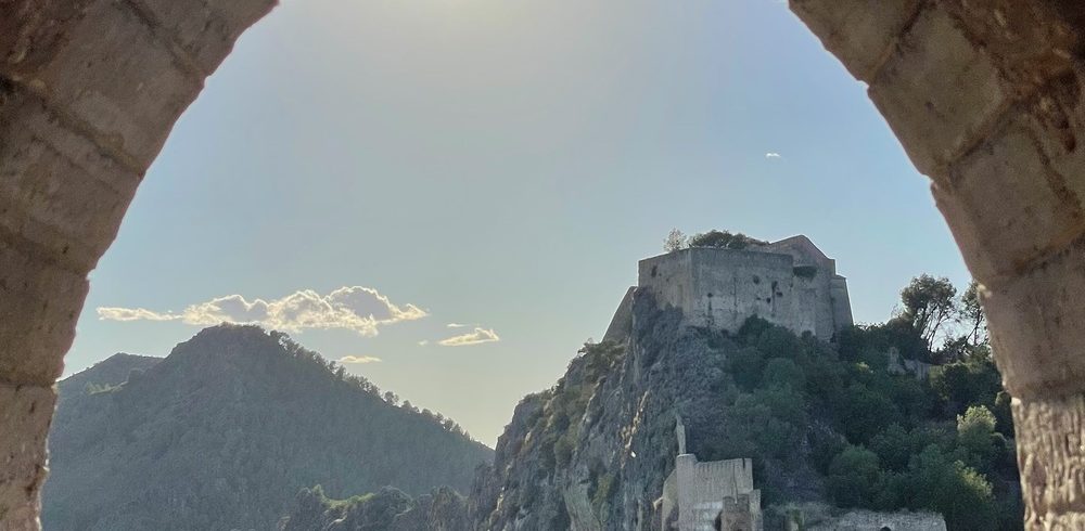 Vue ensoleillée depuis une fenêtre exposition sud