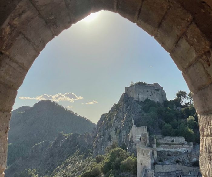 Vue ensoleillée depuis une fenêtre exposition sud