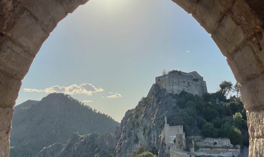 Vue ensoleillée depuis une fenêtre exposition sud